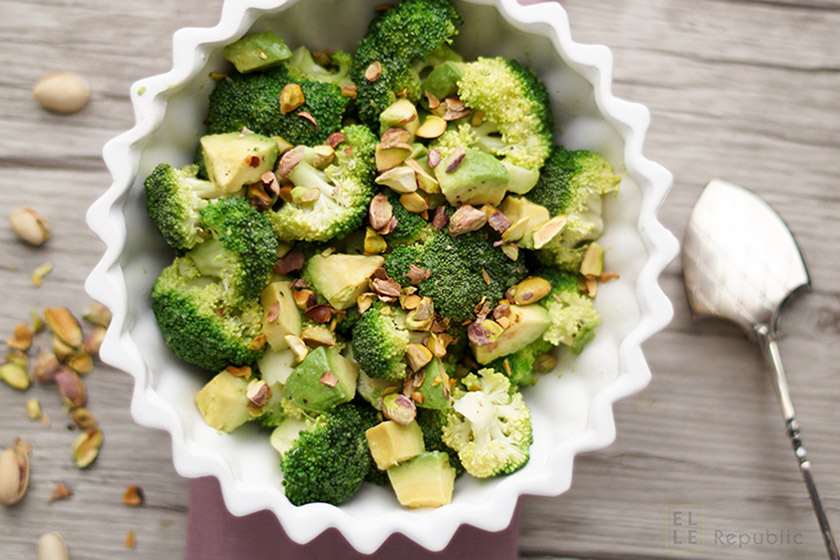 Avocado Brokkoli Salat mit Pistazienöl, Pistazienkerne, Zitronensaft, super gesund