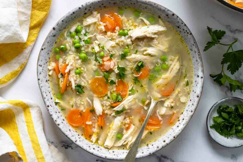 Klassische Hühnersuppe mit Reis