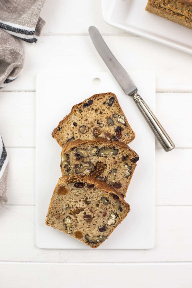 Fertig gebackenes Früchtebrot mit Dinkel, Wälnüsse, Datteln, Aprikosen