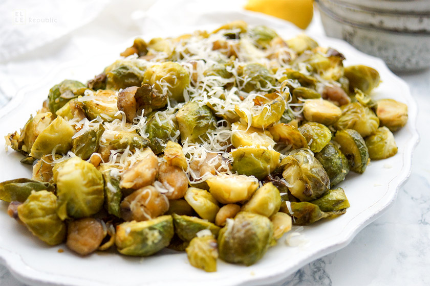 Rosenkohl geröstet mit Maronen Rezept. Dazu frisch gepresster Zitronensaft und Parmesankäse.