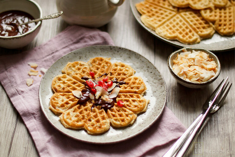 Gesunde Vollkorn Waffeln mit Haferflocken, Buttermilch, Schokoladensoße, Kinder