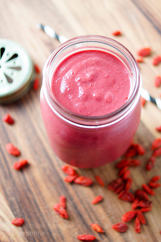 Beet and Berry Endurance Detox Smoothie mit Rote Bete, Gojji-Beeren, Reis-Kokos-Milch,Vegan Vanille Proteinpulver, Himbeeren