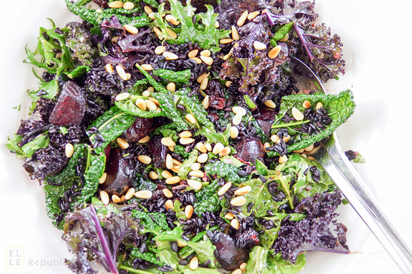 rohes Grünkohlsalat mit schwarzem Reis und Roter Bete, Zimt, Zitronensaft, Cranberries