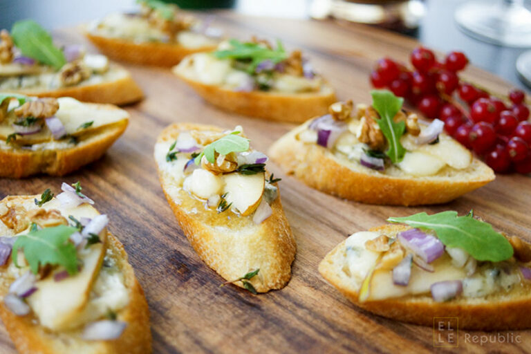 Crostini mit Birne und Roquefort, Walnuss, Zwiebeln, Thymian, Honig