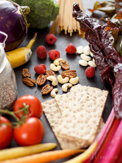 Ernährungstrends, Vegan, Nüsse, Gemüse, Vollkornnudeln, Knäckebrot, Himbeeren, Tomaten, Banane