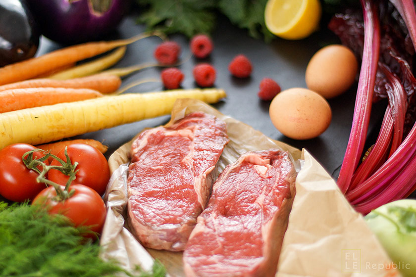 Ernährungstrends, Paleo Diät, Steak, Eier, Zitrone, Karotten, Tomaten, Himbeeren