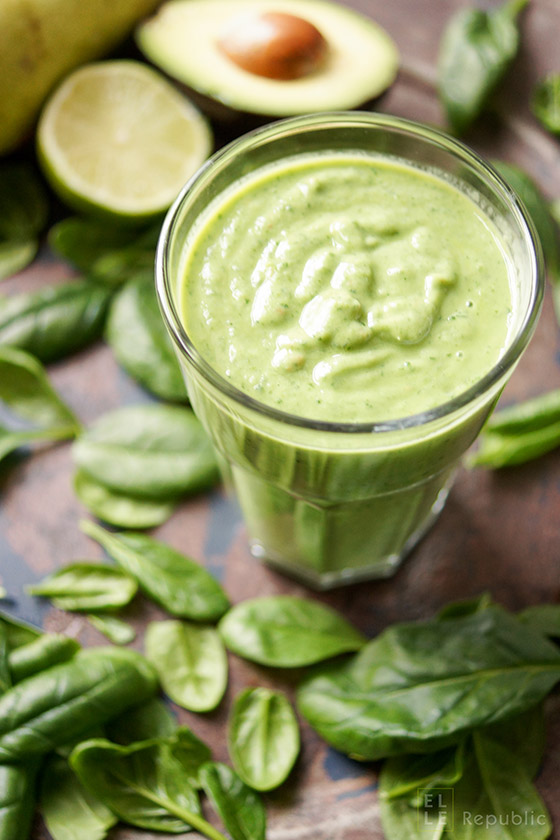 Glowing Skin Green Smoothie mit Spinat, Avocado, Birne, Limone, Petersilie
