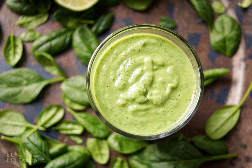 Glowing Skin Green Smoothie mit Spinat, Avocado, Birne, Limone, Petersilie