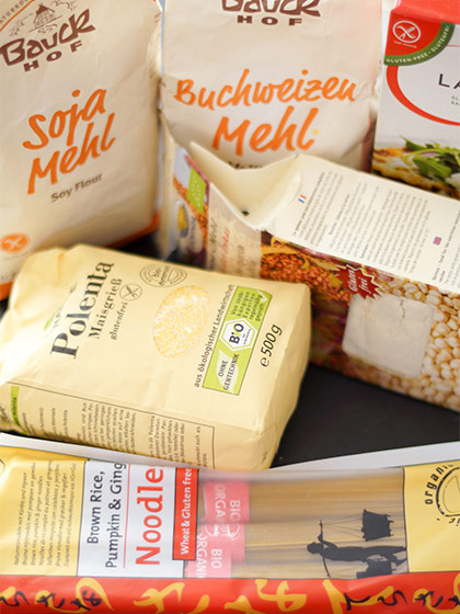 eine Auswahl glutenfreien Produkte (Mehl, Polenta und Nudeln)