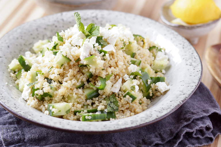 Quinoa-Salat mit Gurke, Feta und Zitronendressing