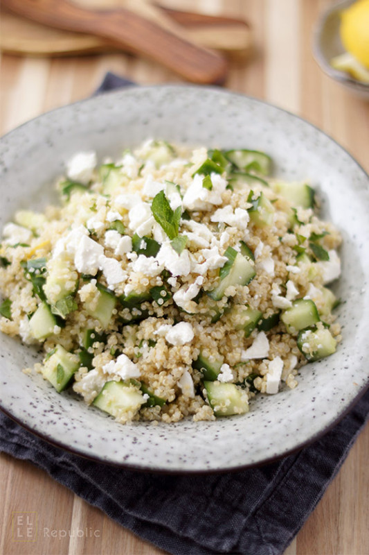 Quinoa Salat mit Gurke, Feta und Zitronendressing, Petersilie, Minze