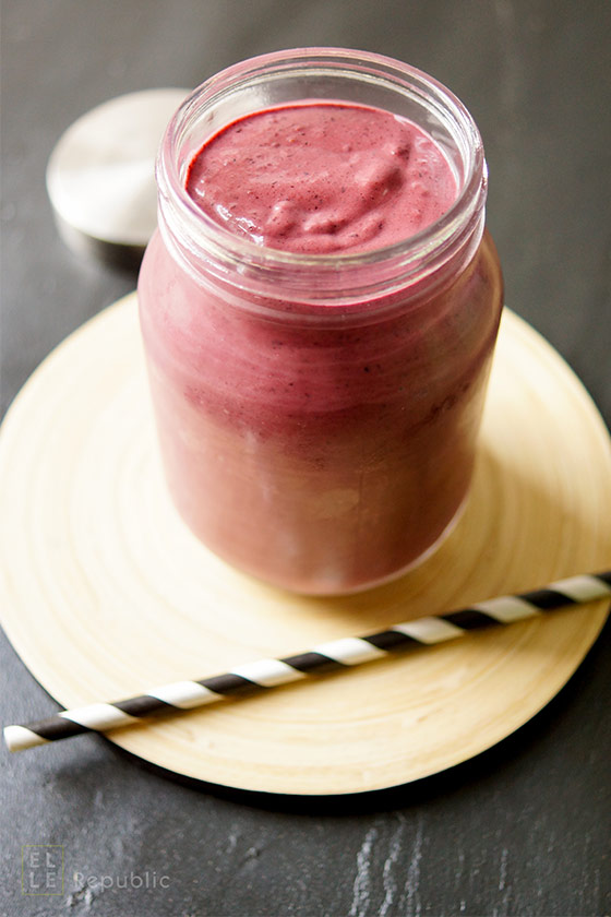 Quick Avocado, Blaubeeren und Joghurt Smoothie mit Mandelmilch und Chia oder Leinsamen