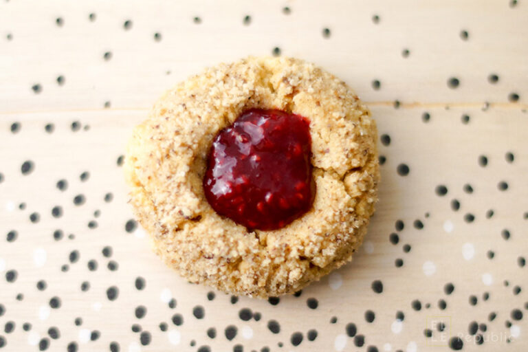 Engelsaugen Rezept, Vogelnest Cookies mit Marmelade, Engelsaugen Kekse, Thumbprint-Cookies Rezept, Weihnachtsgebäck Himbeerenmarmelade Weihnachtsbäckerei