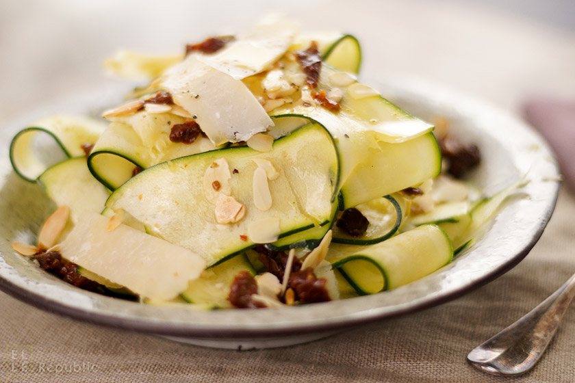 Zucchini Salat mit Trüffelöl mit Parmesan Käse und getrocknete Tomaten