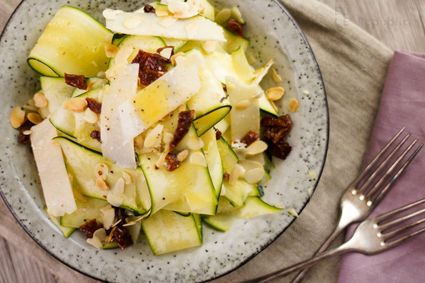 Zucchini-Salat mit Trüffelöl mit Parmesan Käse und sonnengetrockneten Tomaten