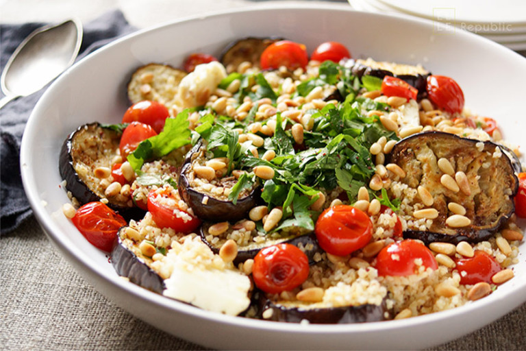 Auberginen und Halloumi gegrillt mit Bulgur, Tomate, Petersilie, Zitronensaft