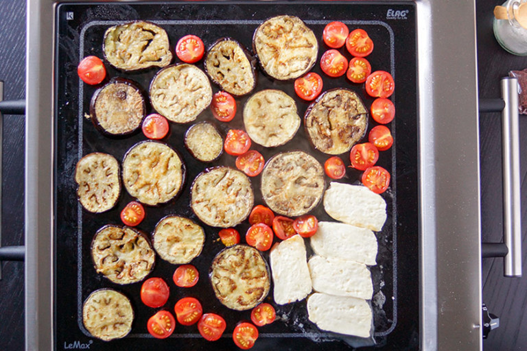 Aubergine gegrillt mit Halloumi und Bulgur