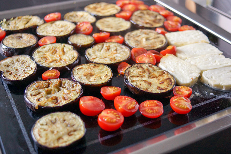 Aubergine gegrillt mit Halloumi und Bulgur