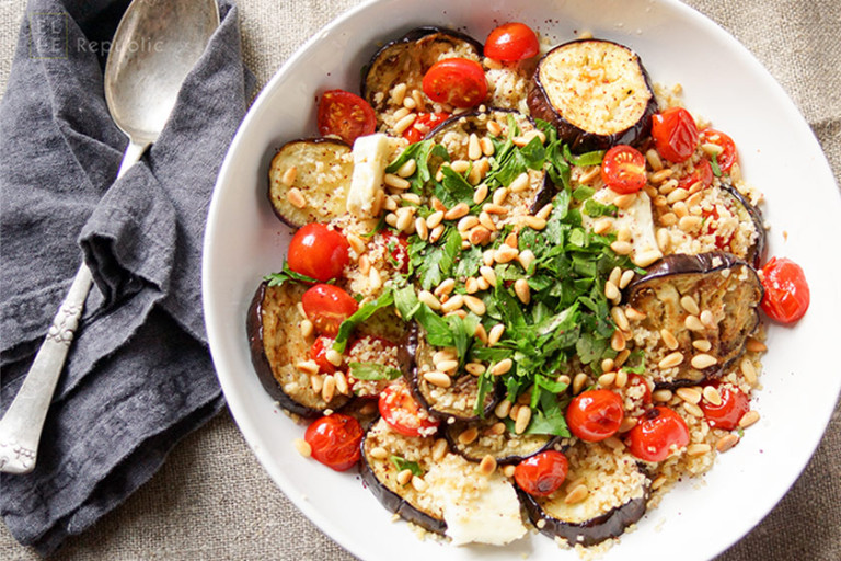 Aubergine gegrillt mit Halloumi, Bulgur und Tomate, Petersilie, Zitronensaft,