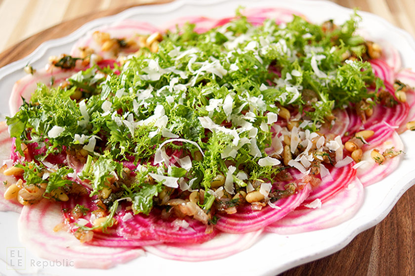 Chioggia Rote Beete Carpaccio mit Dill, Zitronensaft, Pinienkerne, Parmesan, vegetarisch
