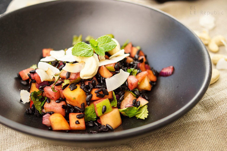 Schwarzer Reis Salat mit Mango und Apfel