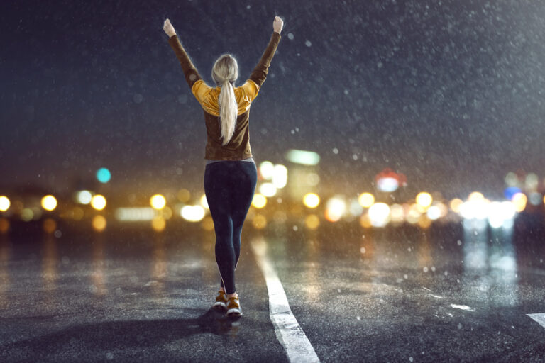 Läuferin im Regen