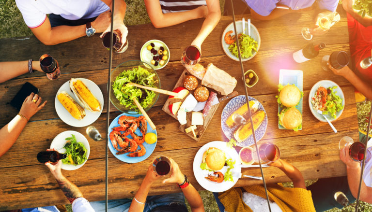 Gesund essen, Bunt gedeckter Tisch im Freien