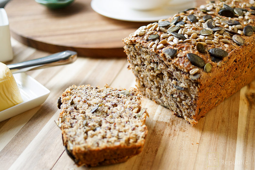 Protein Power Brot voller Körner, Sonnenblumenkernen, Leinsamen, Kürbiskernen, Sesamsamen und Chia Samen