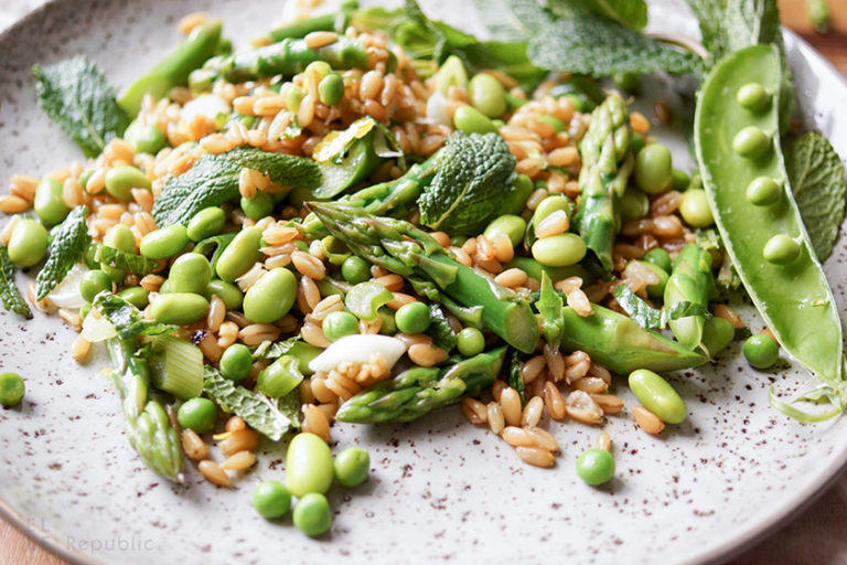 Grünkernsalat mit Spargel, Erbsen und Edamame