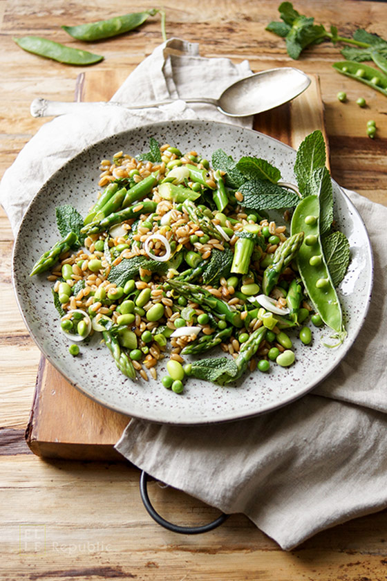 Grünkernsalat mit Spargel, Erbsen und Edamame