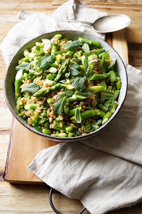 Grünkernsalat mit Spargel, Erbsen und Edamame