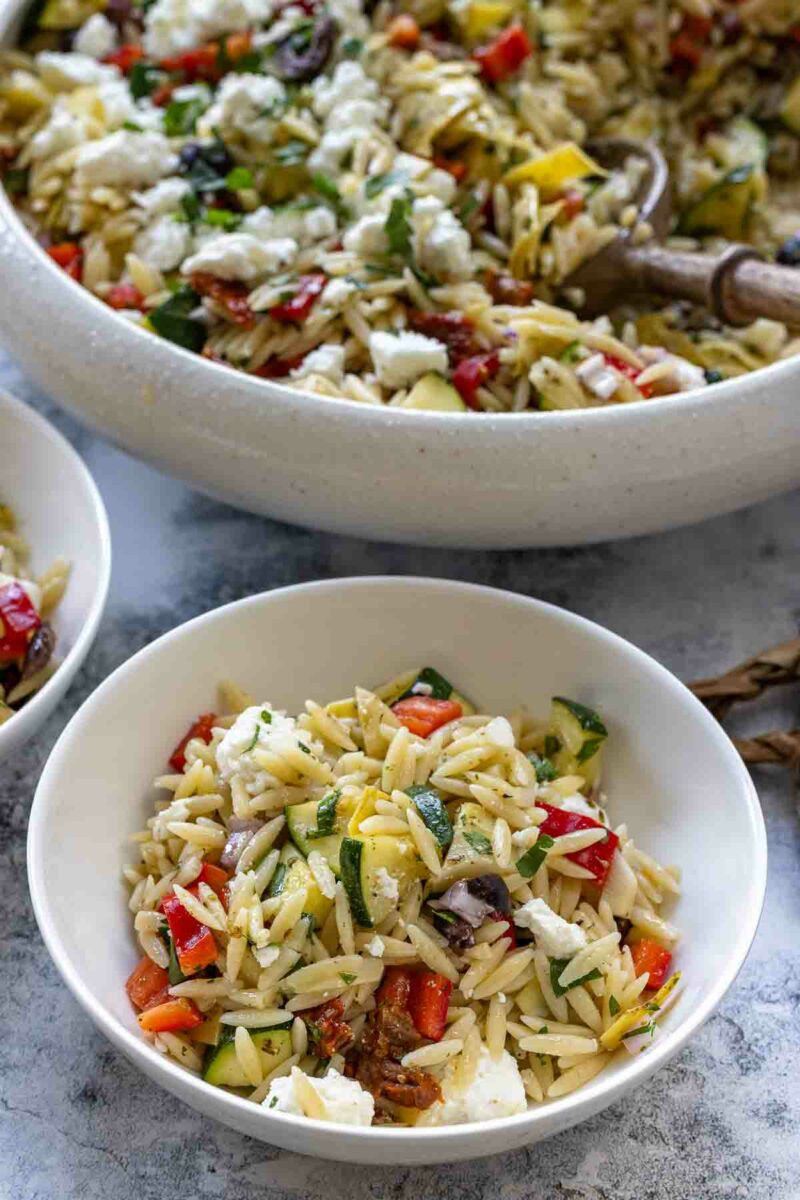 Kritharaki Salat mit Feta Rezept (griechischer Orzo Nudelsalat) serviert