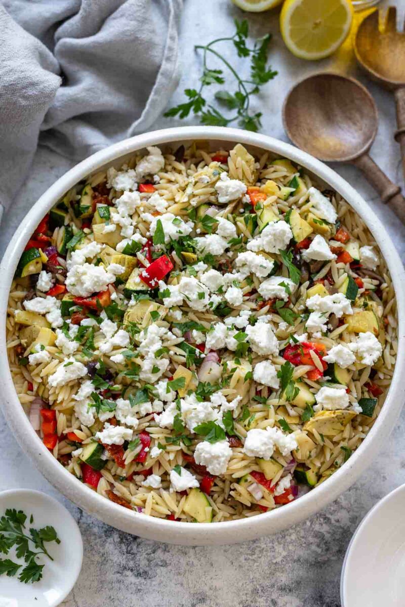 Kritharaki Salat mit Feta Rezept (griechischer Orzo Nudelsalat)