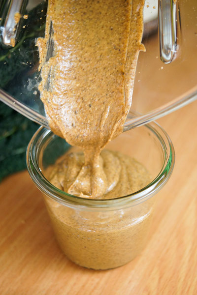 selbstgemachter Mandelbutter Rezept, gerostet