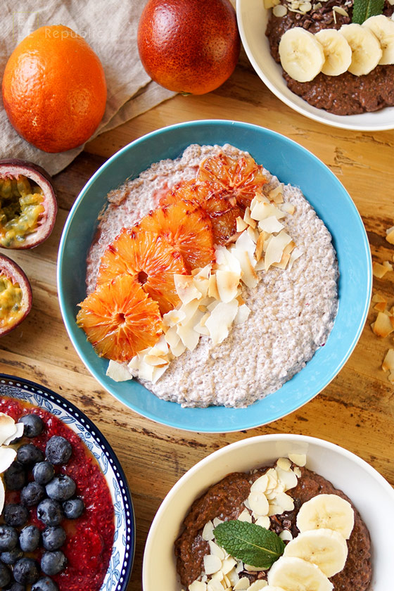 Blutorangen Chia Pudding mit Chia Samen, Honig, Kokosflocken, griechischer Joghurt