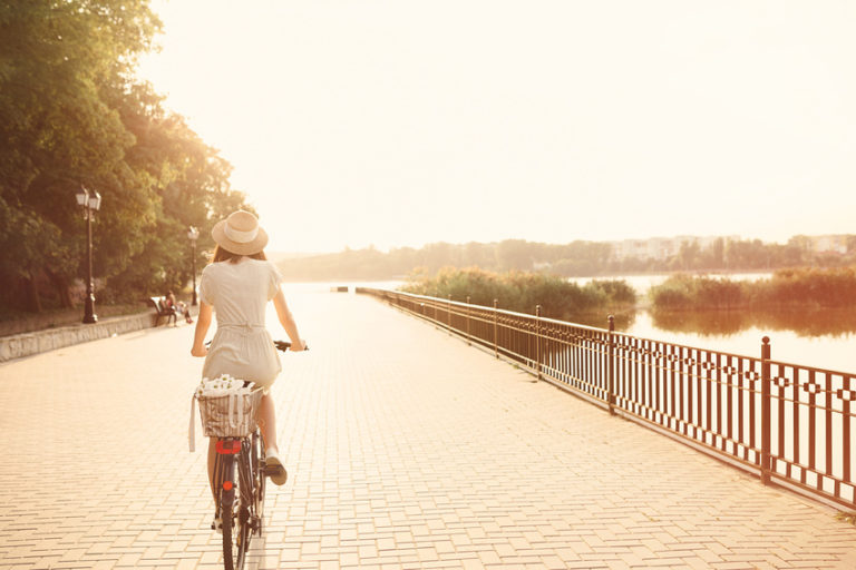 Detox Tipps, Frau auf Fahrrad an Flussufer