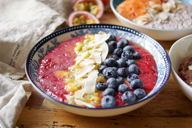 Basic Vanille Chia Pudding mit Himbeeren, Zimt, Bourbon Vanille, Kokosflocken, Passionsfrucht, Blaubeeren