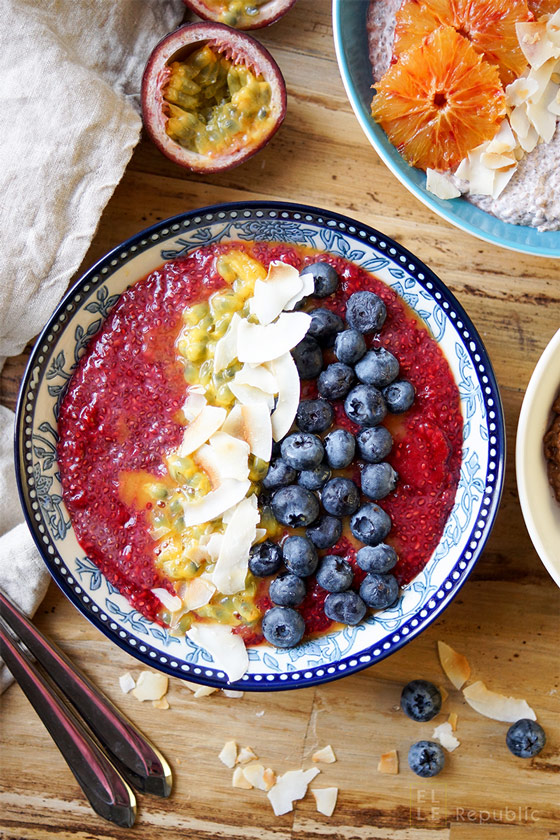 Basic Vanille Chia Pudding mit Himbeeren, Zimt, Bourbon Vanille, Kokosflocken, Passionsfrucht, Blaubeeren