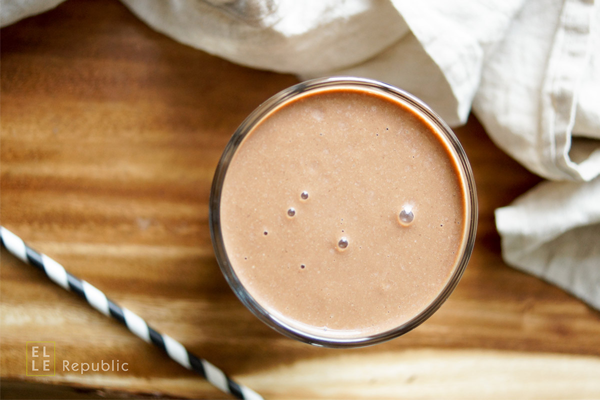 Kakao Bananen Espresso Smoothie mit Kokosnusscreme und Mandelmilch