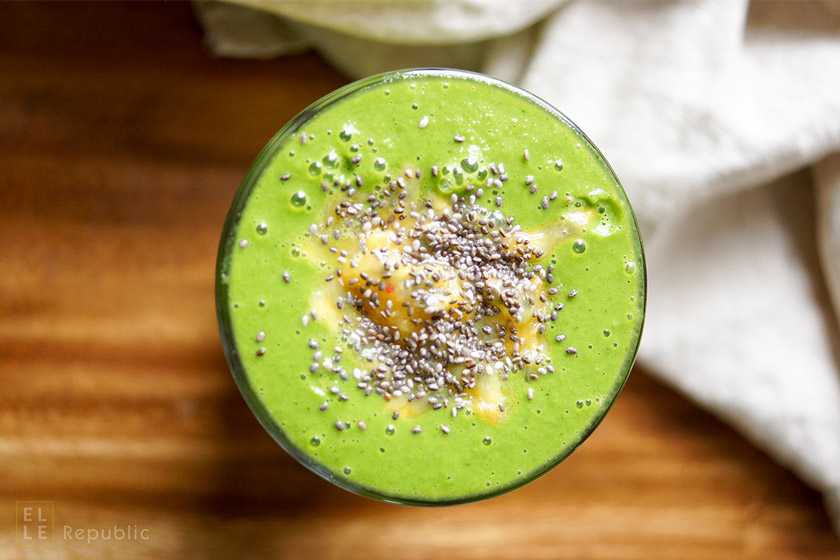 Mango Spinat Smoothie mit Mandelmilch, Passionsfrucht, Chia Samen