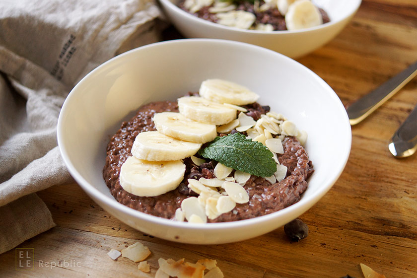 Schoko Chia Pudding mit Banane, Kokosflocken, Kakao Nibs, Mandelmilch, Frühstück