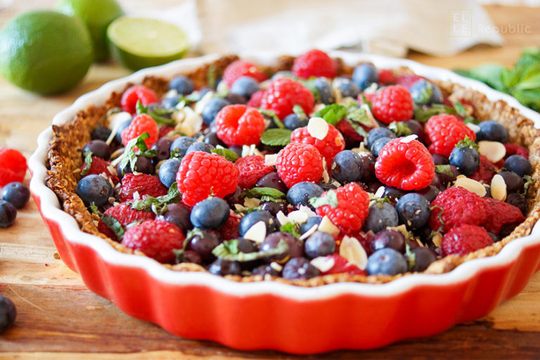 Beeren Tarte glutenfrei mit Haferflocken, Mandeln, Vanille, Honig und Kokosnuss