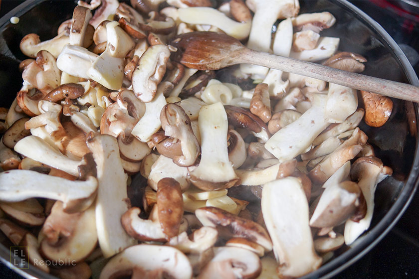Austernpilze, Shiitake, Cremini in der Pfanne für Pasta mit Pilz-Ragout