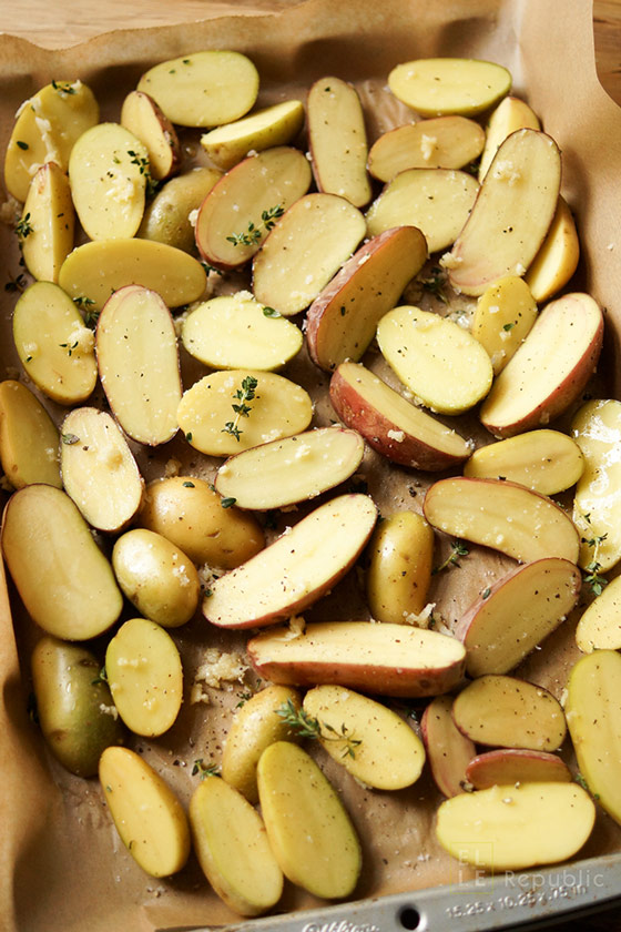 Im Ofen geröstete Kartoffeln (vorher) für Kartoffelsalat mit Kapern und Zitrone zum Grillen