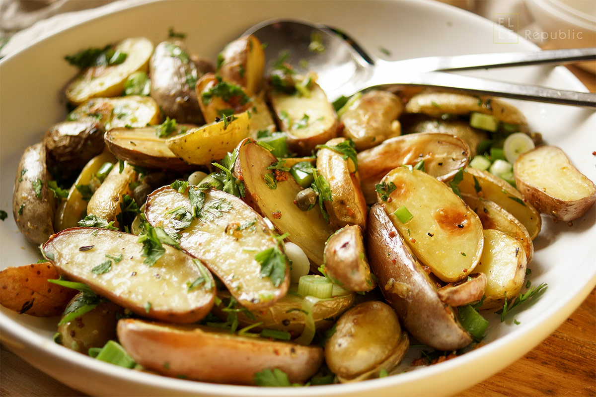 Italienischer Kartoffelsalat mit Kapern, Thymian, und gerösteten Kartoffeln. Das Dressing aus Zitronensaft und Dijon-Senf – ganz ohne Mayo.