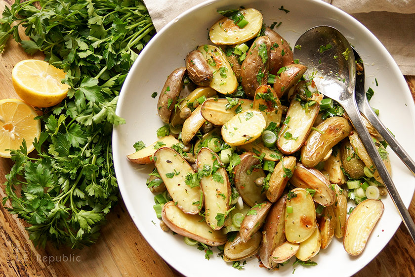 Kartoffelsalat mit Kapern mit Zitrone, Thymian und Dijon-Senf zum Grillen