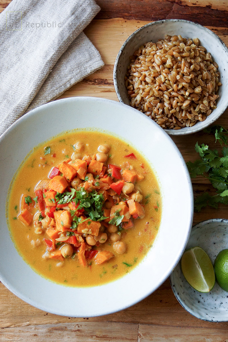 Kichererbsen Chili Curry mit Suesskartoffel, Kurkuma, Tahini, Tomate, Paprika, vegetarisch