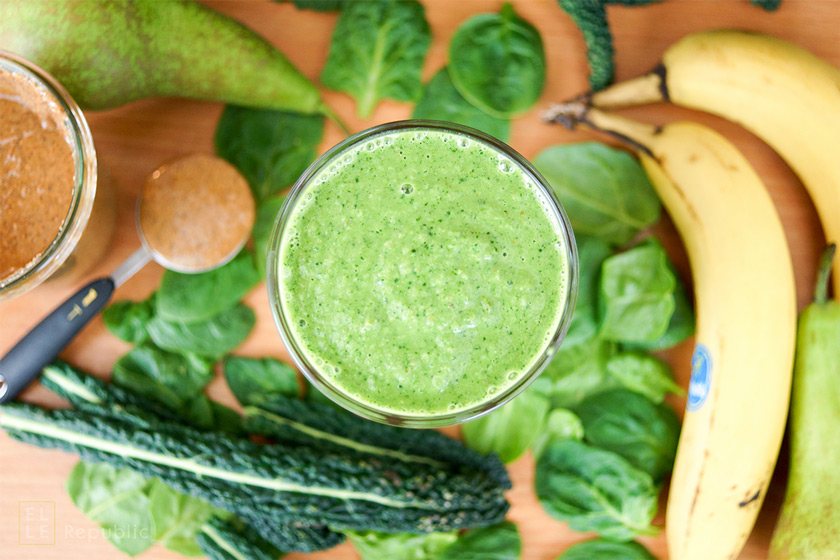 Grüner Smoothie mit Spinat, Banane, Mandelmuss