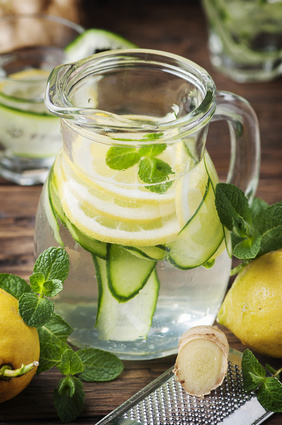 wasser mit geschmack trinken und Süssigkeiten weglassen