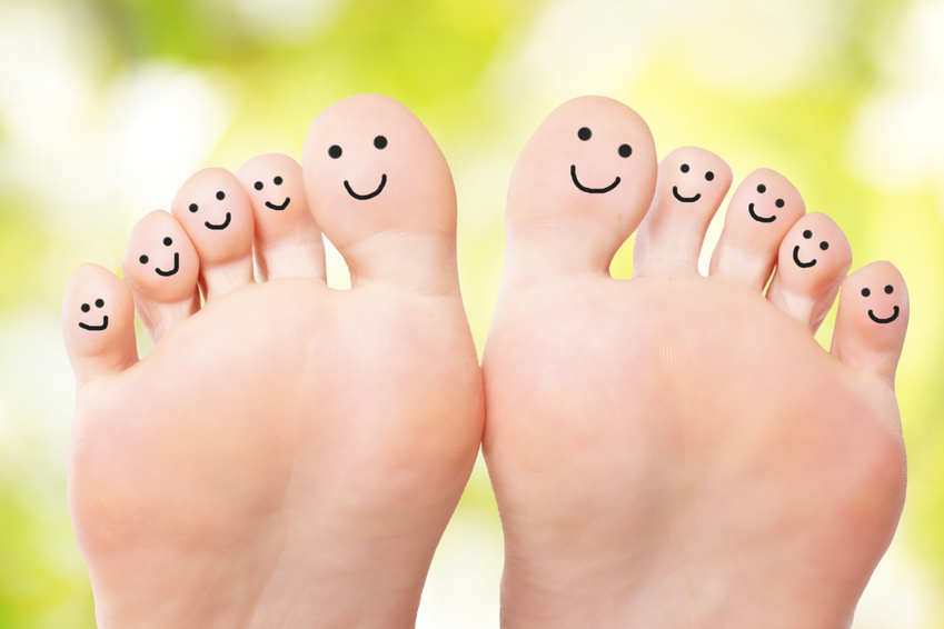 Füße mit lachenden Gesichtern für Detox Fusspflaster